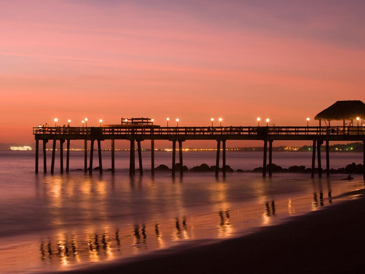 El complejo cuenta con un muelle, donde los huéspedes pueden deleitarse de bellos atardeceres. Cortesía Fiesta Resort