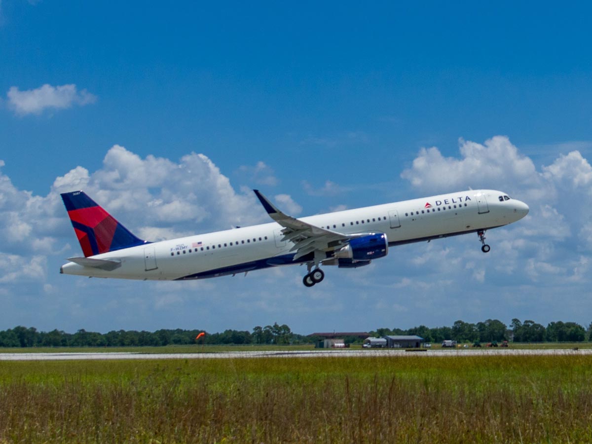 El avión, visto aquí durante su vuelo de prueba, fue entregado desde Mobile, Alabama, esta mañana. Foto cortesía de Delta Airlines