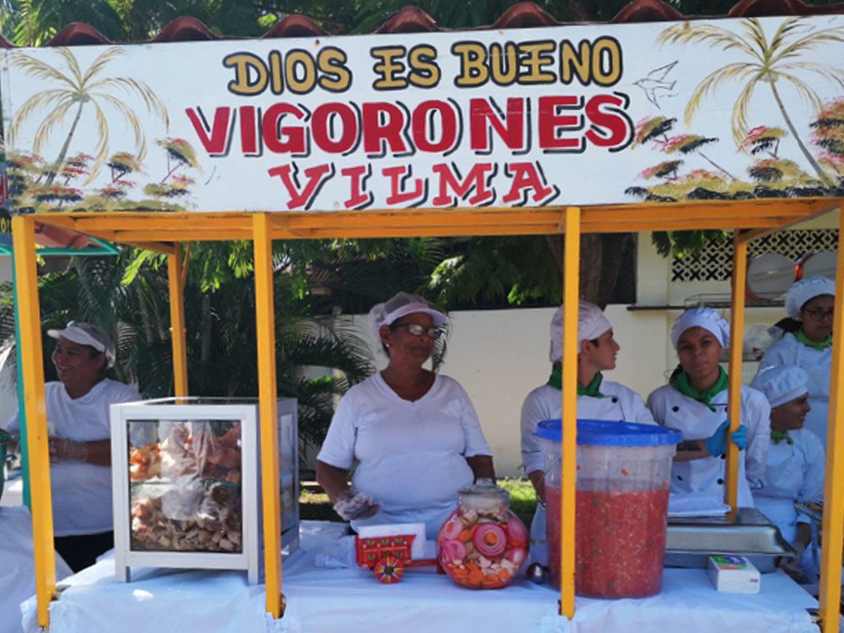 El vigorón, un platillo tradicional de la provincia de Puntarenas, consiste en posta de cerdo, chicharrón tostado, yuca, repollo, “pico de gallo” (tomate, chile y cebolla).