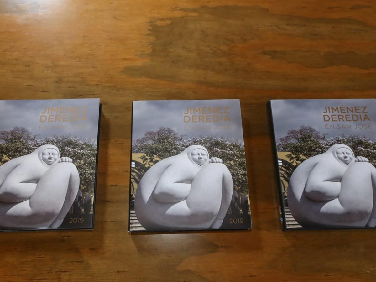El libro, impreso a colores en Pontedera, Italia; recoge un conjunto de textos que surgen alrededor de la exposición y cuya apertura la da el poema “El escultor”