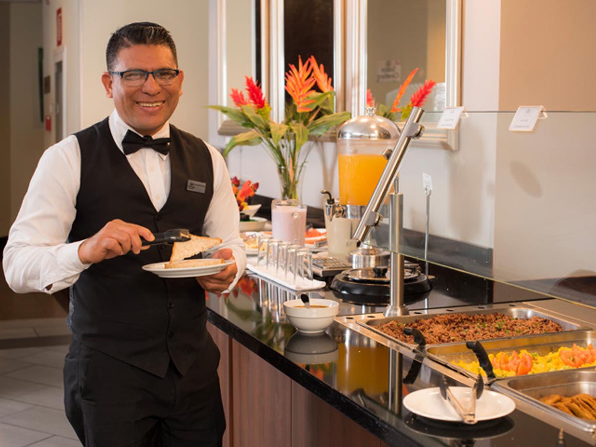 El restaurante ofrece desayunos y lo mejor de la gastronomía mexicana, italiano, típica, francés y hasta parrilladas