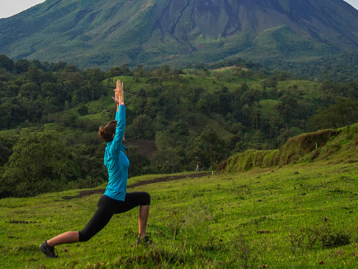 El volcán Arenal se puede recorrer por medio de tres senderos.