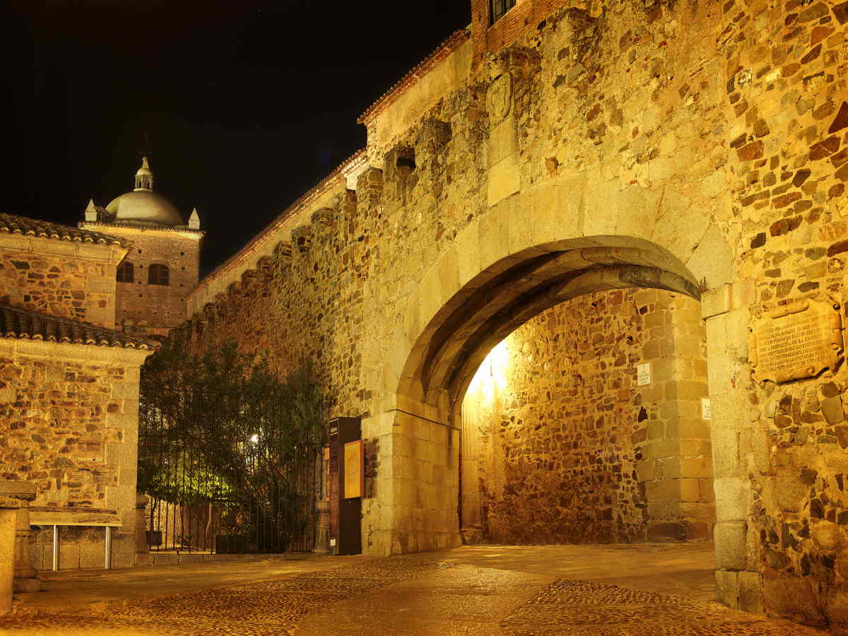 Arco de la Estrella, puerta principal de acceso a la ciudad histórico-artístico-monumental. Propiedad de la Concejalía de Turismo del Excmo. Ayuntamiento de Cáceres y de David Díaz Pérez.