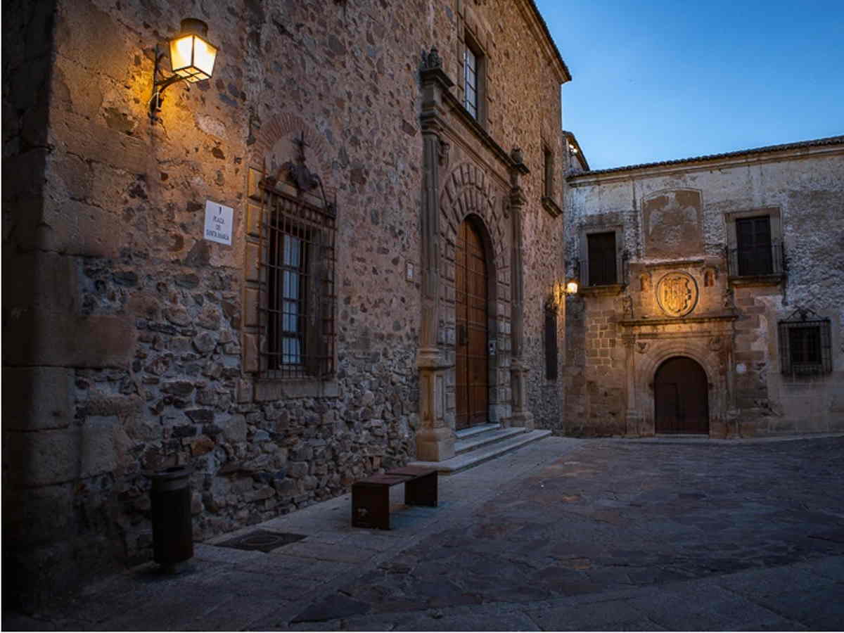 Palacio Episcopal, a la izquierda, y Palacio de Hernando de Ovando Propiedad de la Concejalía de Turismo del Excmo. Ayuntamiento de Cáceres y de David Díaz Pérez.