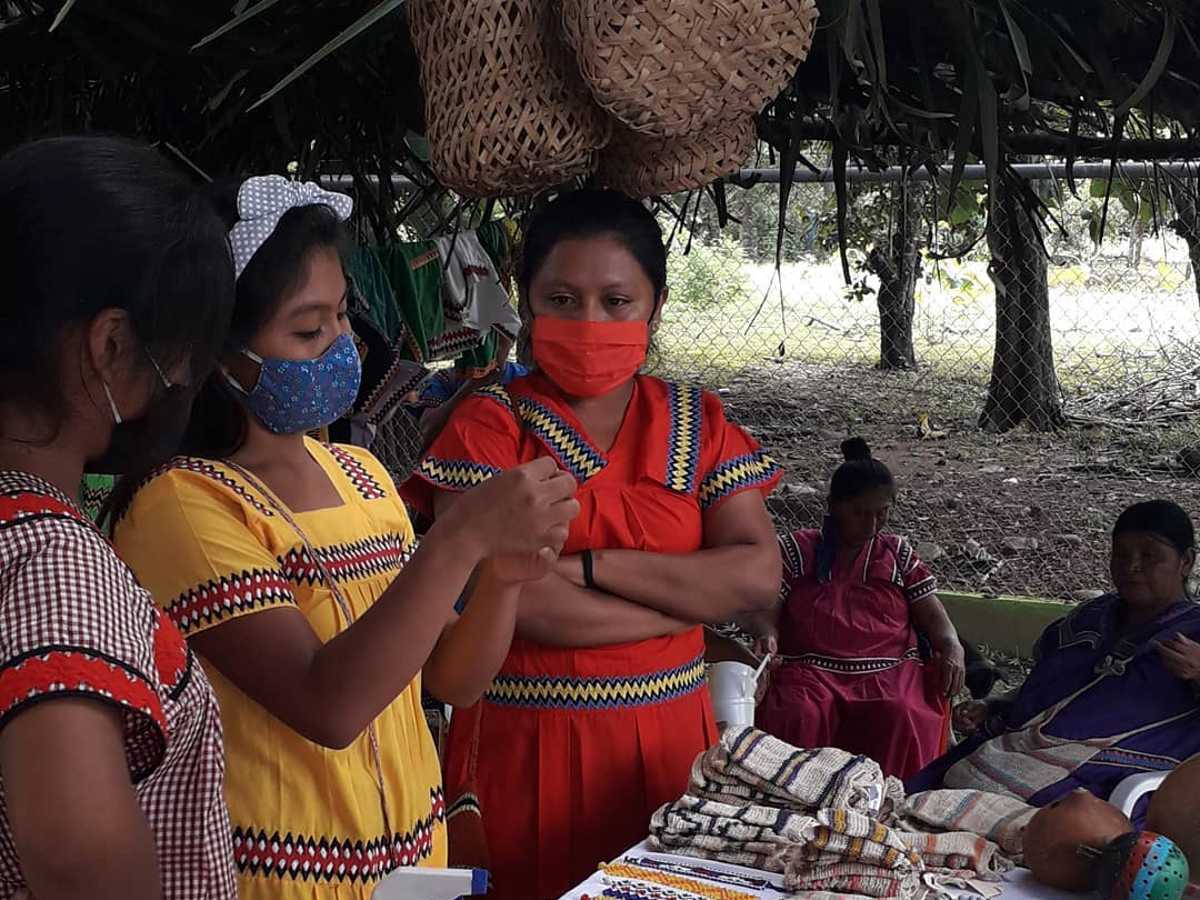 Feria Artesanal Cultural Turística y Ecológica/ Revista Viajes Artesanías elaboradas por mujeres de la comunidad.