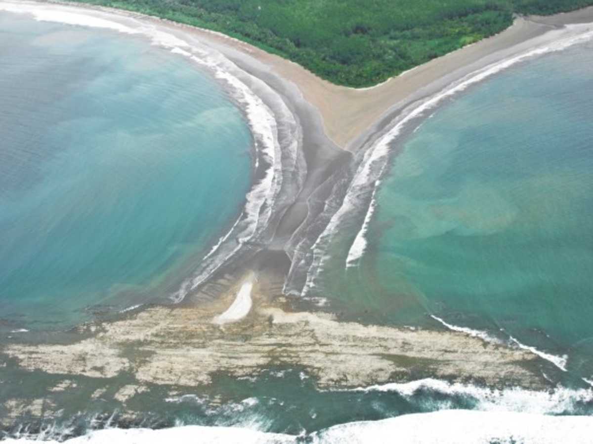 SINAC/ Revista Viajes El Parque Nacional Marino Ballena es el sitio predilecto de las ballenas jorobadas y de varios delfines, manta rayas y tiburones, convirtiéndolo en un escenario natural para admirar a estas especies.