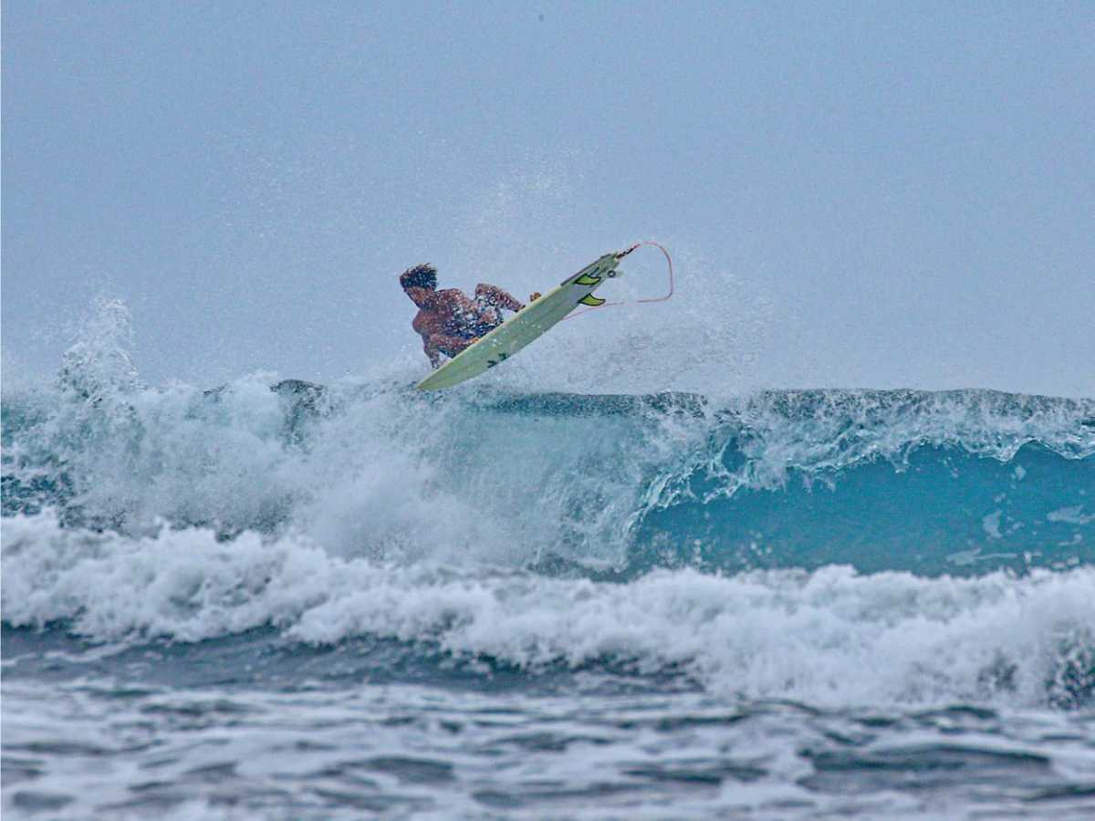 Cortesía Club de Surf Gilded Iguana. El Club de Surf Iguana Gilded abrió en este mes de abril el Youth Surf Progression Program, dirigido a jóvenes entre 12 y 17 años que desean perfeccionar sus habilidades en este desafiante deporte.