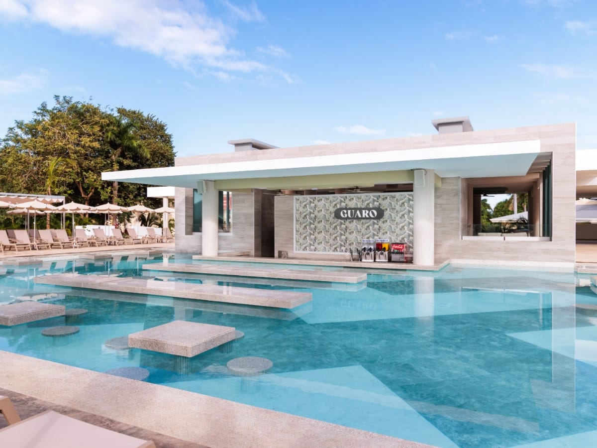 La ampliación añade 300 habitaciones, nuevos restaurantes, piscinas, bares y una zona para niños. Este año se llevará a cabo una renovación integral de sus instalaciones para continuar actualizando su oferta.