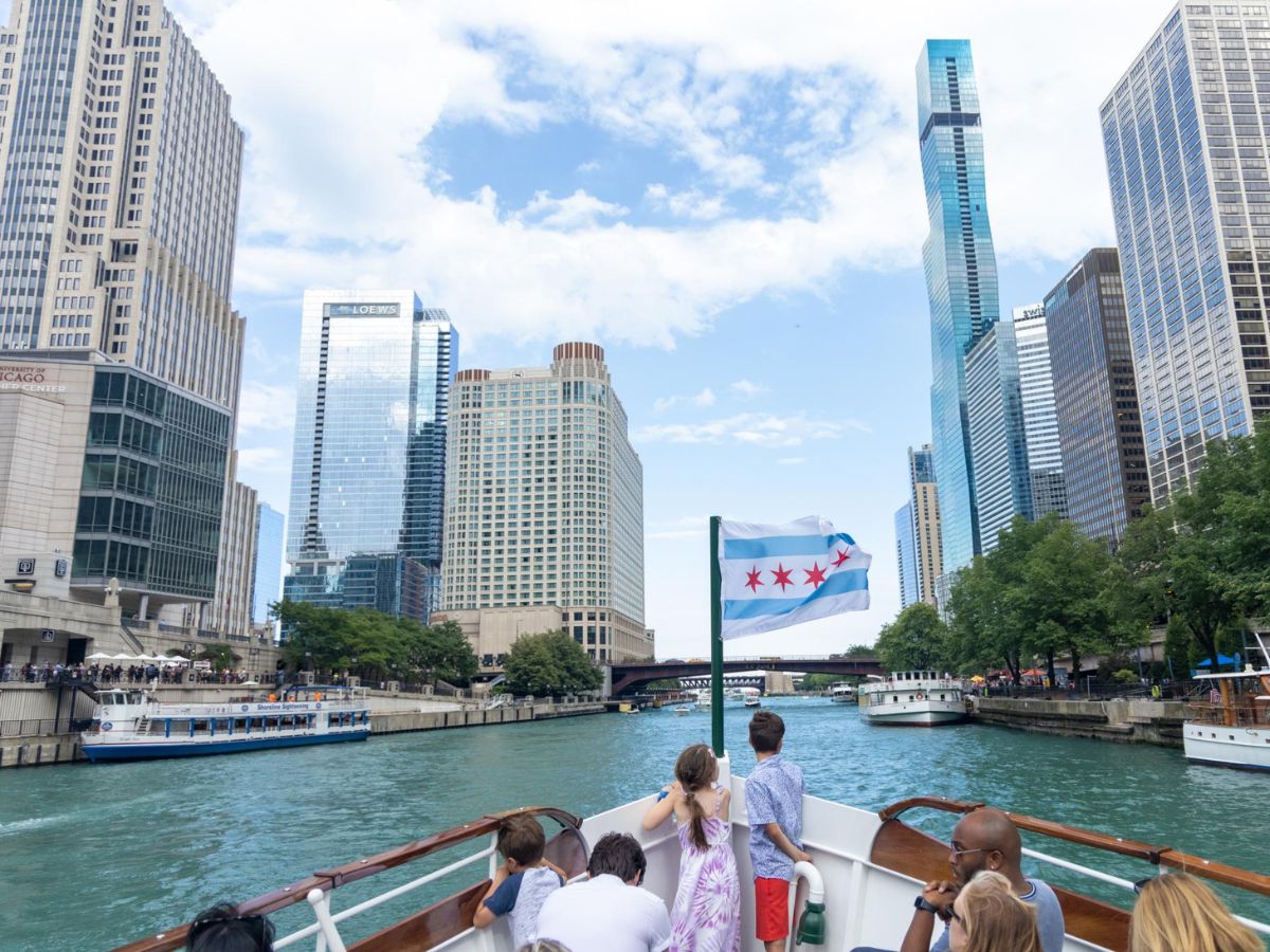 Presentado por la ciudad de Chicago y el alcalde Brandon Johnson, el Swim celebra los resurgimiento mientras apoyaba la investigación sobre ELA y la educación juvenil en natación.