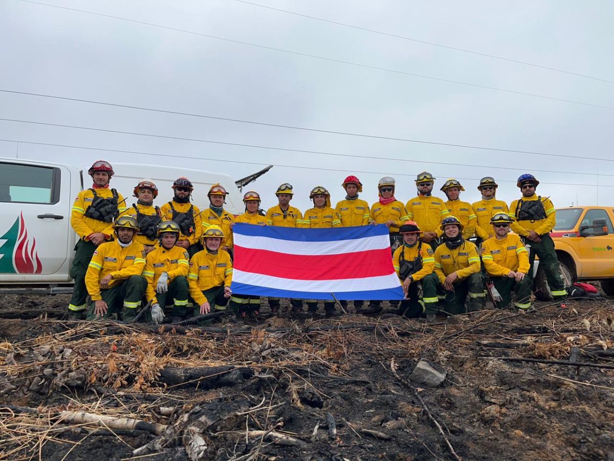 Gustavo Salmerón fue seleccionado como líder de cuadrilla entre más de 102 bomberos forestales costarricenses destacados en Manitoba, Canadá.