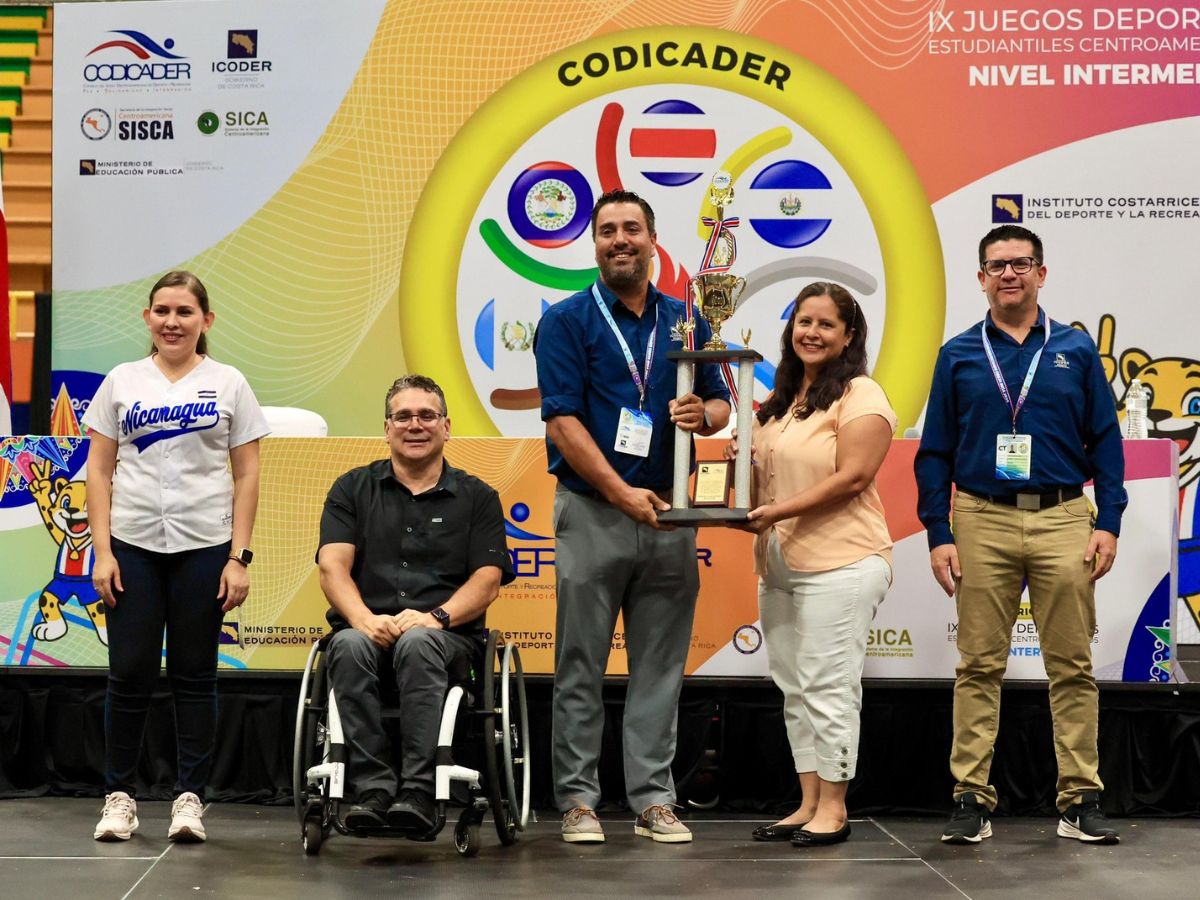 Los IX Juegos Deportivos Estudiantiles Centroamericanos de Nivel Intermedio (13-14 años) llegaron a su final este martes, luego de cinco días de competencias, con la declaratoria de Costa Rica como campeón absoluto, campeón femenino y campeón masculino.