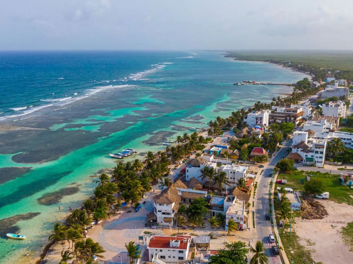 La iniciativa de aumentar 25% al VISITAX y obligar a los prestados de servicios turísticos a ser responsables solidarios y quienes retengan ese cobro, representa un daño grave a la competitividad y viola principios constitucionales, desincentivan las visitas y la inversión, y deterioran la experiencia del viajero.