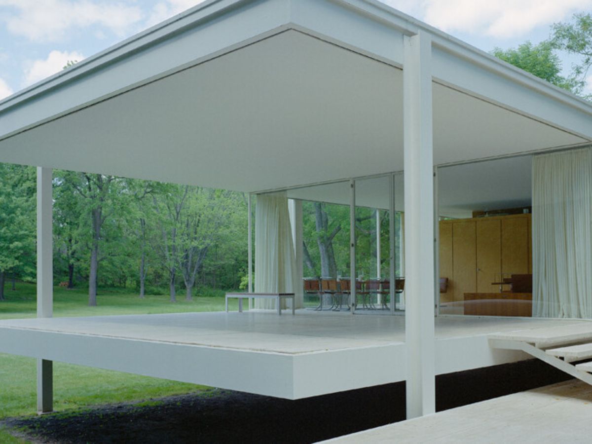 Edith Farnsworth House/ Revista Viajes Edith Farnsworth House se encuentra a las afueras de Chicago. Esta obra maestra, diseñada por Mies van der Rohe, es un lugar de peregrinación para arquitectos y diseñadores de todo el mundo y se considera uno de los valores modernos más importantes de Estados Unidos.