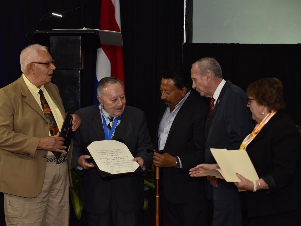 El Encuentro Nacional de Profesionales en Turismo, organizado por la Asociación Costarricense de Profesionales en Turismo (ACOPROT), reunió este 19 de noviembre en el Hotel Radisson a profesionales, empresarios, académicos y estudiantes del sector para analizar tendencias, compartir conocimientos y proyectar el futuro del turismo costarricense. La actividad se desarrolló bajo los ejes de innovación, sostenibilidad regenerativa e inclusión, con el propósito de repensar el ejercicio profesional y fortalecer la actualización del talento humano que sostiene a esta industria.