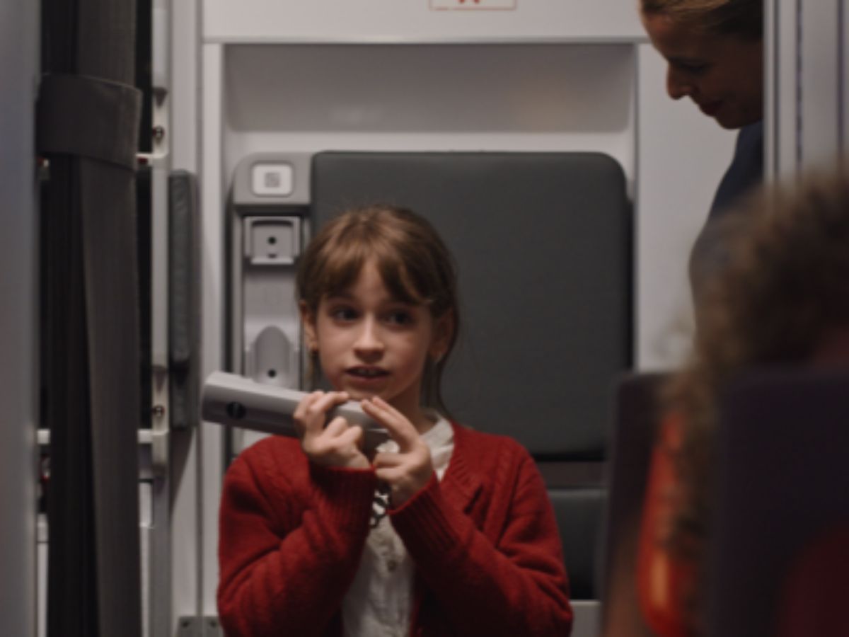  Iberia lanza su campaña navideña “El vuelo de Clara y Mateo”, un homenaje a los reencuentros familiares y a los pasajeros más pequeños, que este año serán el mejor regalo de Navidad