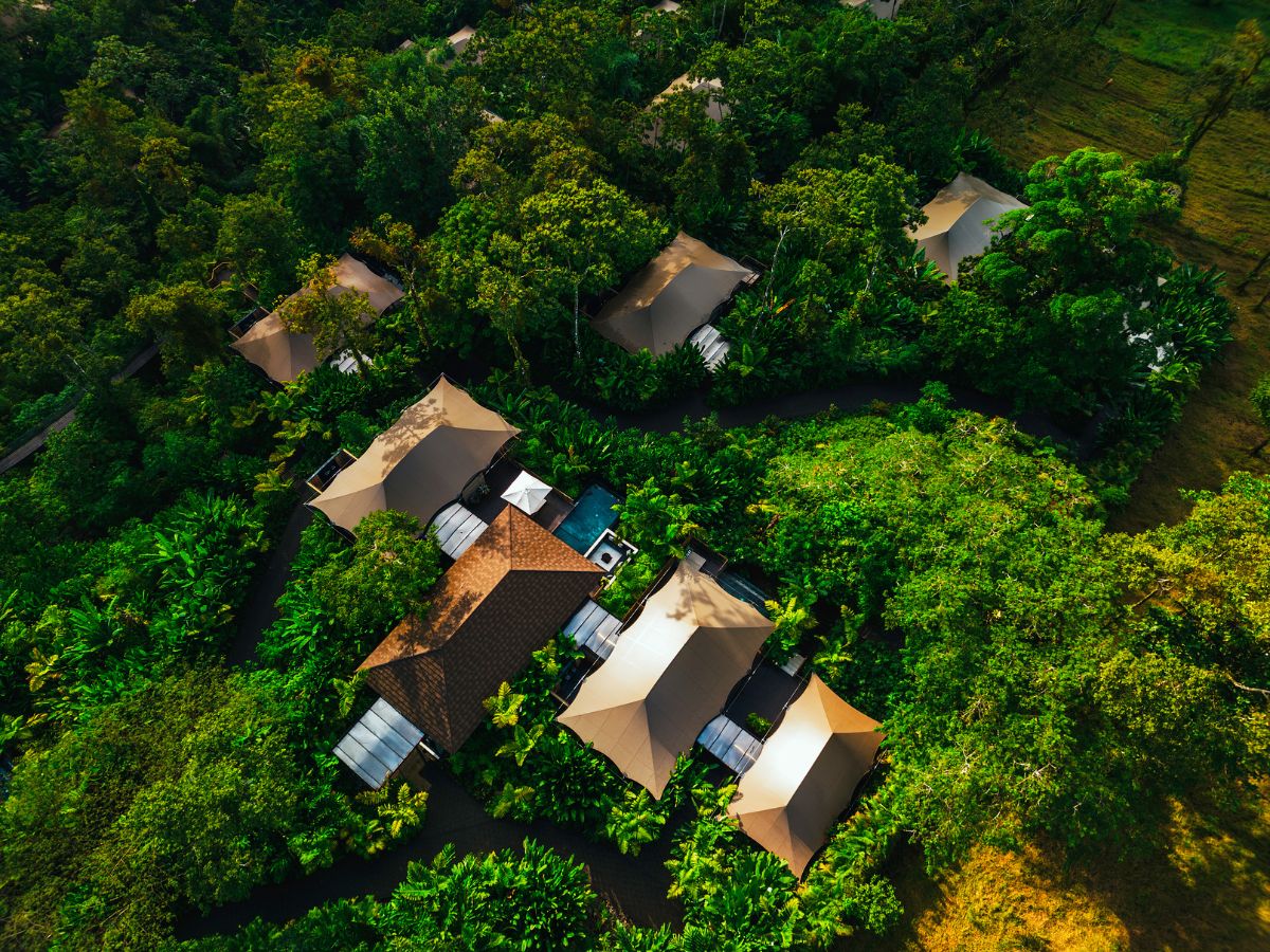 Las iniciativas buscan facilitar el acercamiento a la biodiversidad del Volcán Arenal y la riqueza marina del Caribe panameño.