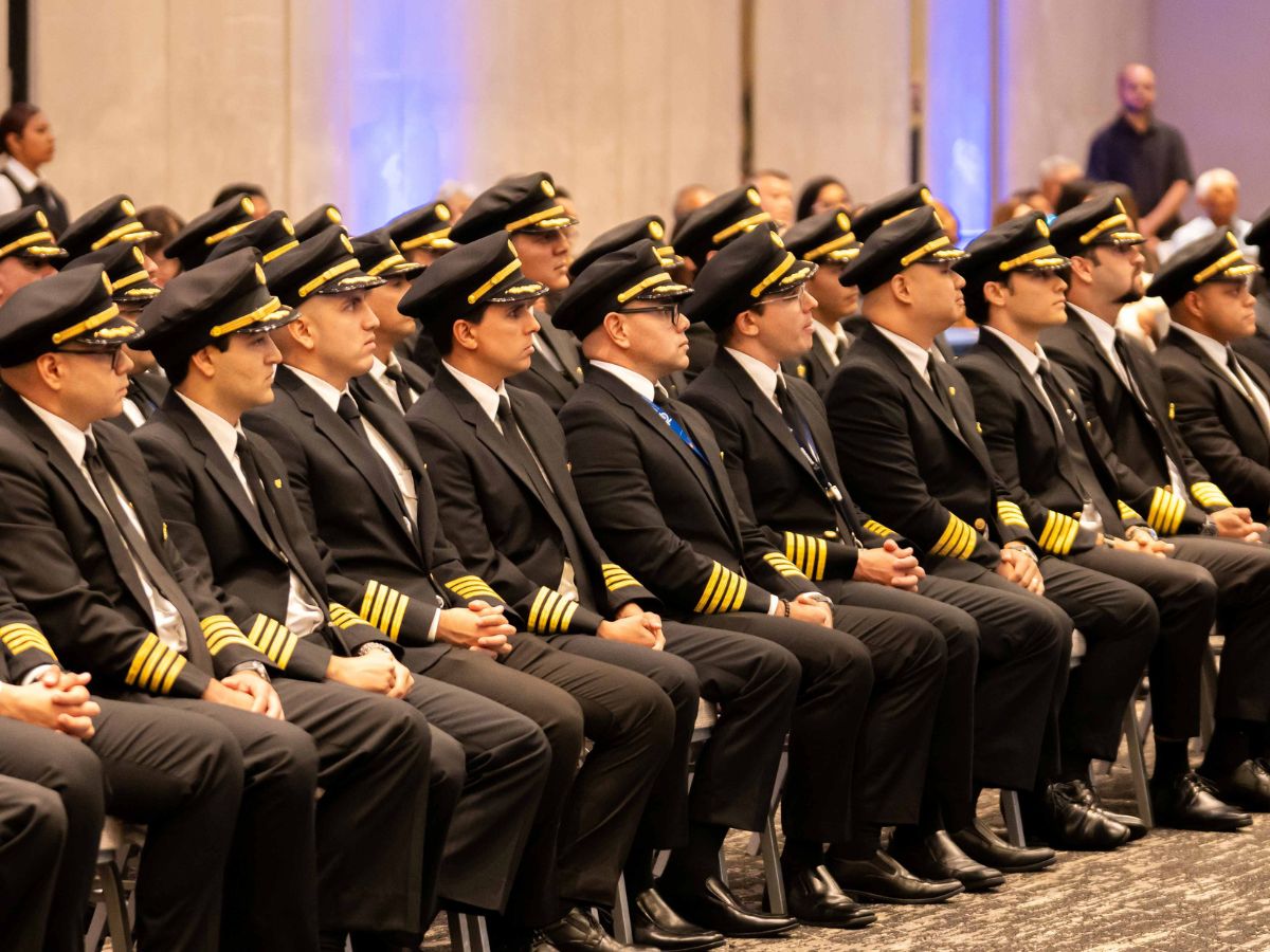 a promoción incluye pilotos que iniciaron su carrera en la Aerolínea ejerciendo funciones como Tripulantes de Cabina y Servicio al Pasajero, además de un piloto egresado de ALAS