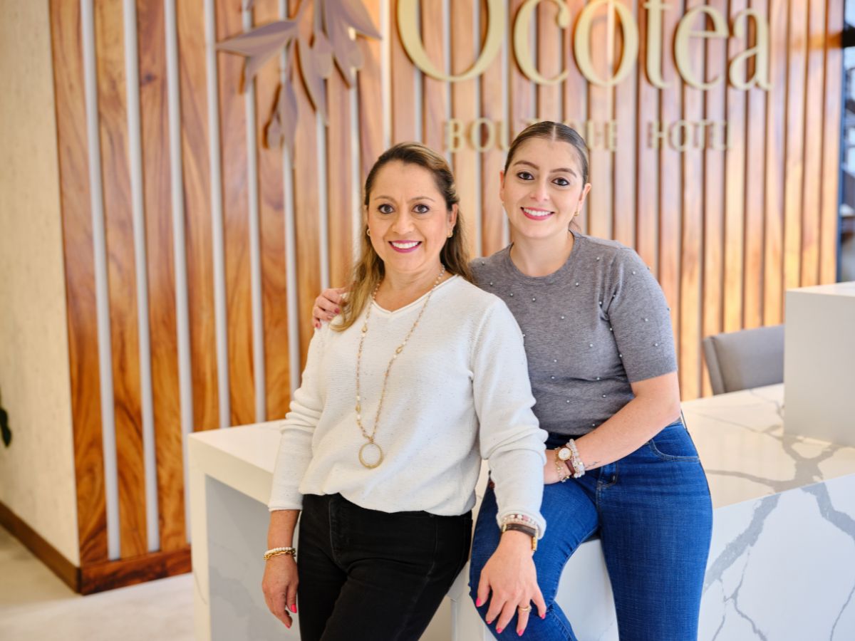 Hay historias que se construyen con sacrificio, perseverancia y una convicción inquebrantable de que el cambio empieza desde adentro. La historia de Karen Fallas, fundadora de Ocotea Boutique Hotel en Monteverde, es una de ellas.