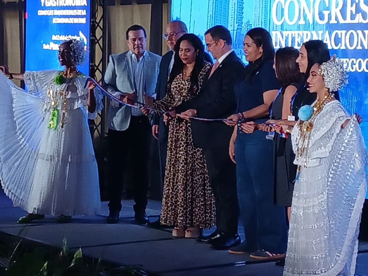 El 5to. Congreso Internacional de Turismo y Negocios Panamá 2025 dio inicio con un colorido Tour de Bienvenida a bordo de la tradicional Chiva Panameña, donde delegaciones internacionales disfrutaron de una alegre noche de música, baile y cultura local.
