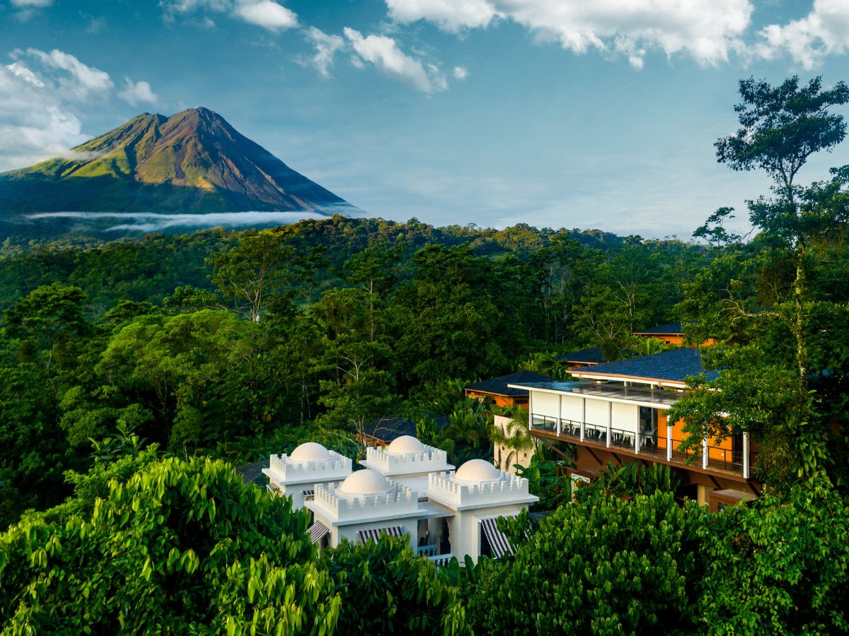 En un momento que redefine el panorama hotelero global, Nayara Springs, un exclusivo refugio solo para adultos ubicado en La Fortuna de San Carlos, ha sido galardonado con Tres Llaves de la guía MICHELIN. Este logro histórico convierte a Nayara Springs en el primer hotel en Costa Rica en recibir este prestigioso reconocimiento.