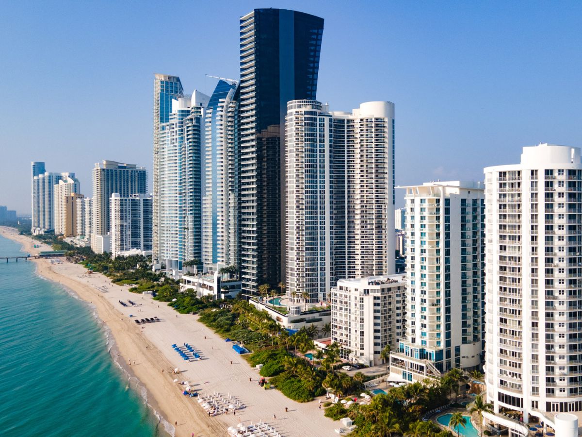 Con sol todo el año, playas doradas y una ubicación estratégica entre dos aeropuertos internacionales, Sunny Isles Beach se perfila como el lugar ideal para disfrutar, descansar y explorar el sur de Florida.