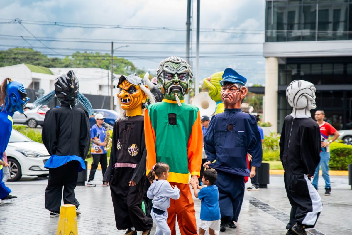 Escazú Village celebrará el Día Nacional de la Mascarada este 31 de octubre con cimarrona, talleres y concursos gratuitos