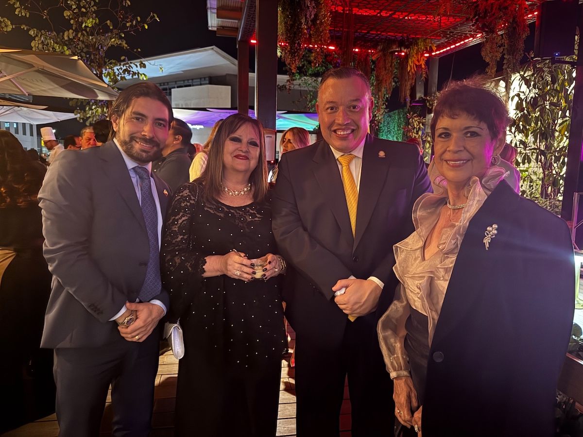 GrupoEmbajadaEc.jpg