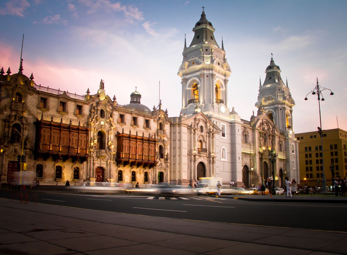 Lima_-_Plaza_de_armas.jpg