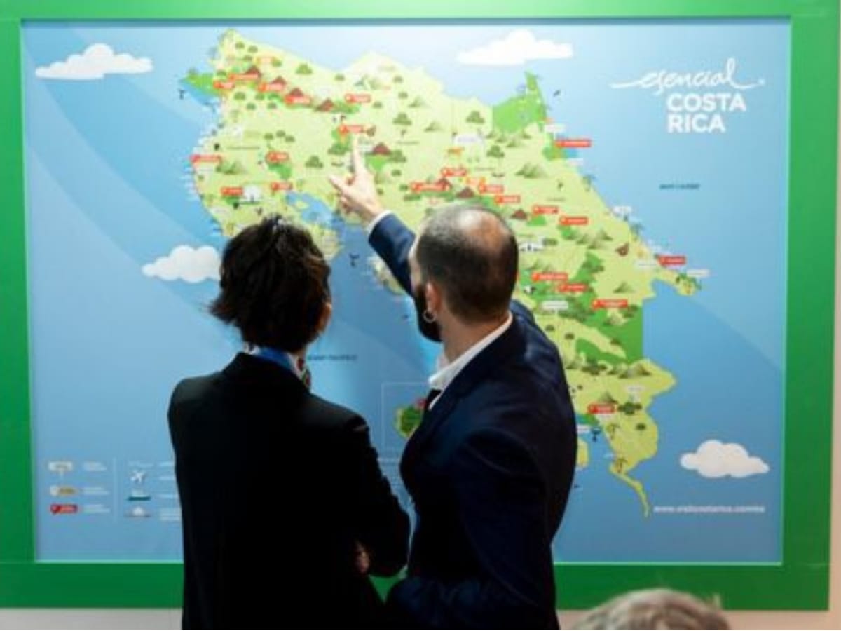 Con un moderno stand de dos niveles nuestro país muestra lo más novedoso de su oferta con la participación de 44 empresarios turísticos.