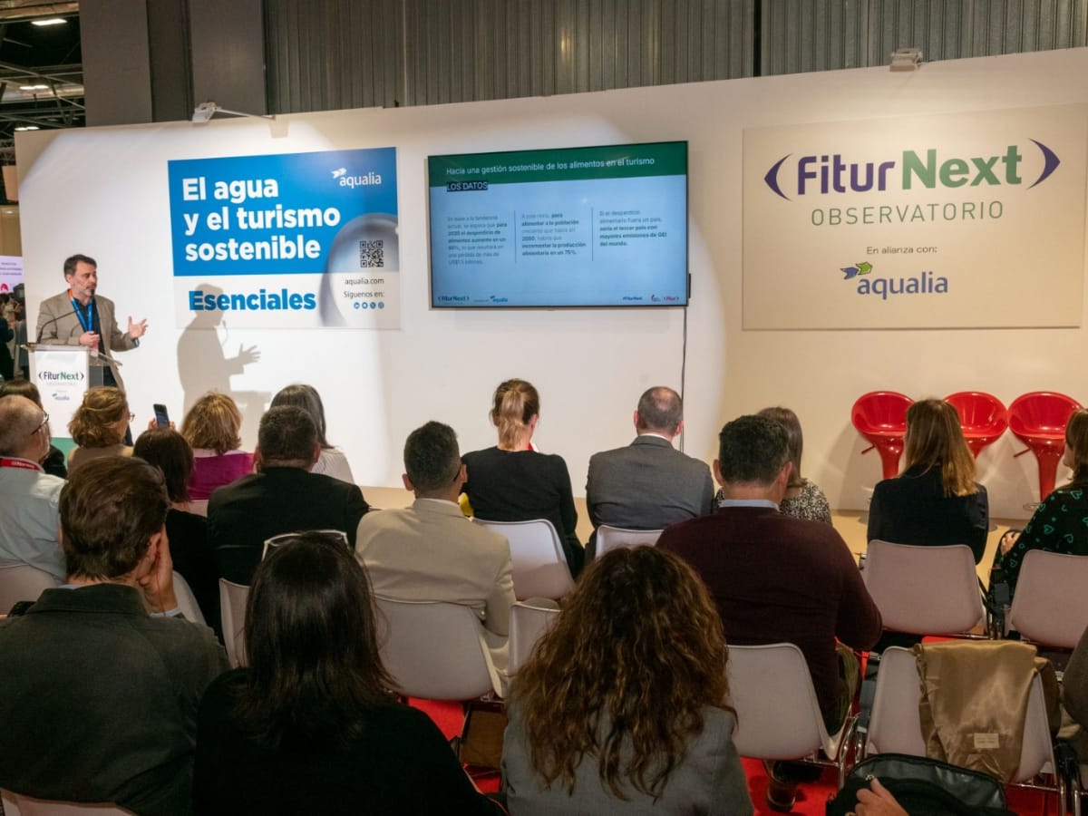 Se presenta el informe FITURNEXT 2025 ‘Hacia una gestión alimentaria sostenible a través del turismo’”, que recoge buenas prácticas turísticas del sector y pone en valor la importancia de cuidar el planeta y los destinos mediante la cadena alimentaria.